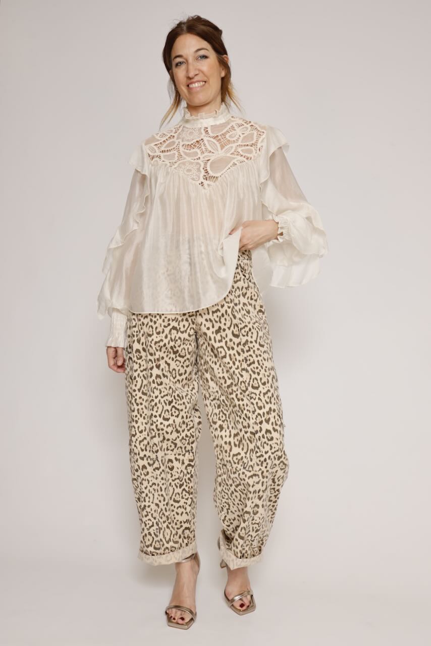 LIGERA Y DELICADA Y LLENA DE ENCANTO.ESTA CAMISA BLANCA ENVUELVE LA SILUETA CON UN CORTE FLUIDO Y TRANSPARENTE.SE MUEVE CONCADA PASO AÑADIENDO UN TOQUE ROMANTICO Y FEMENINO QUE MARCA LA DIFERENCIA