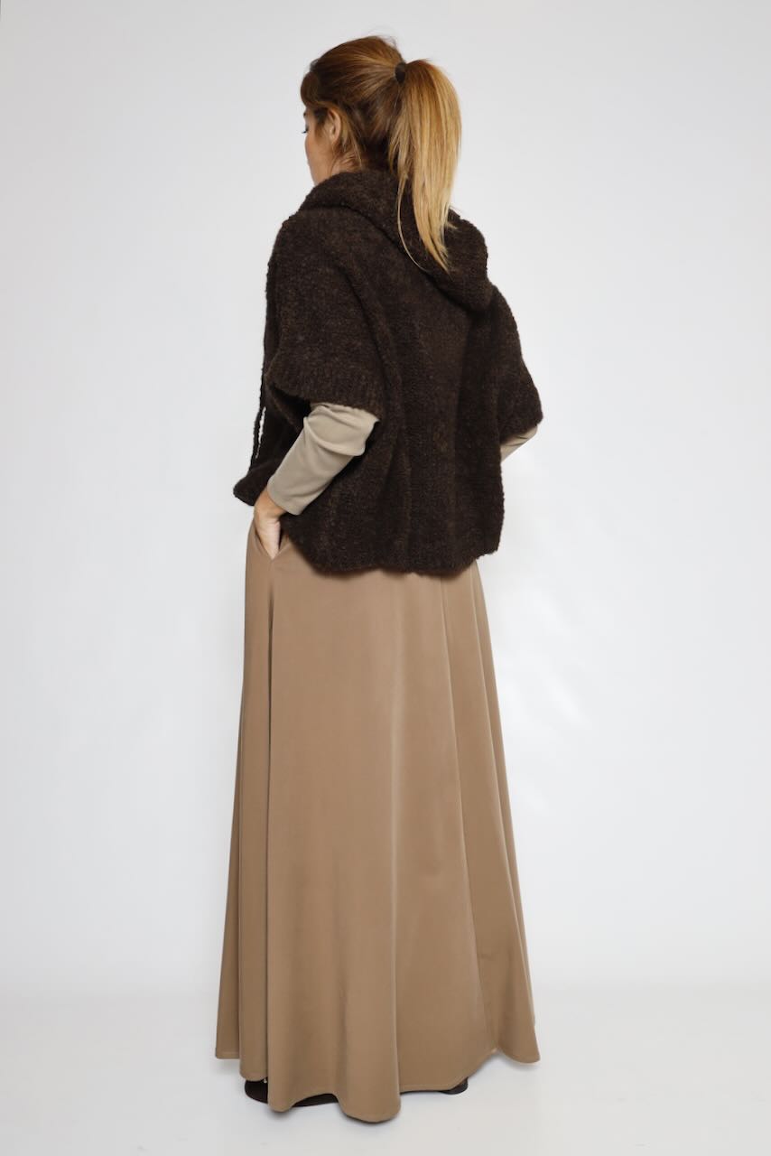 CHALECO PUNTO MARRON CAPUCHA BY11076