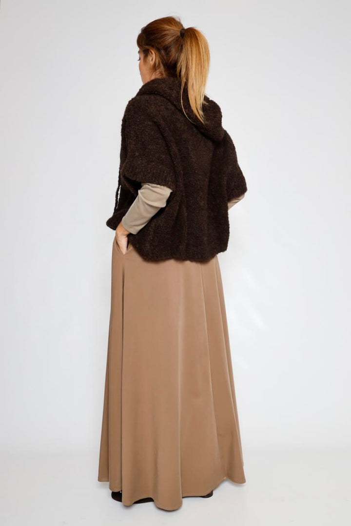 CHALECO PUNTO MARRON CAPUCHA BY11076