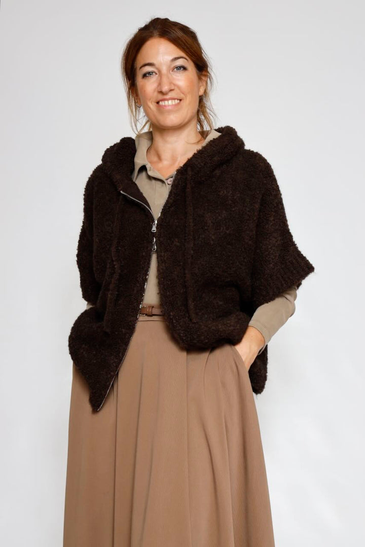 CHALECO PUNTO MARRON CAPUCHA BY11076
