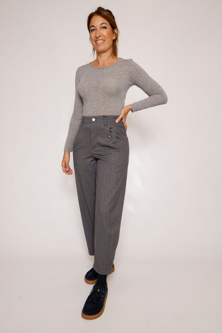 PANTALÓN BARREL GRIS ROSALIA LAMOROZO