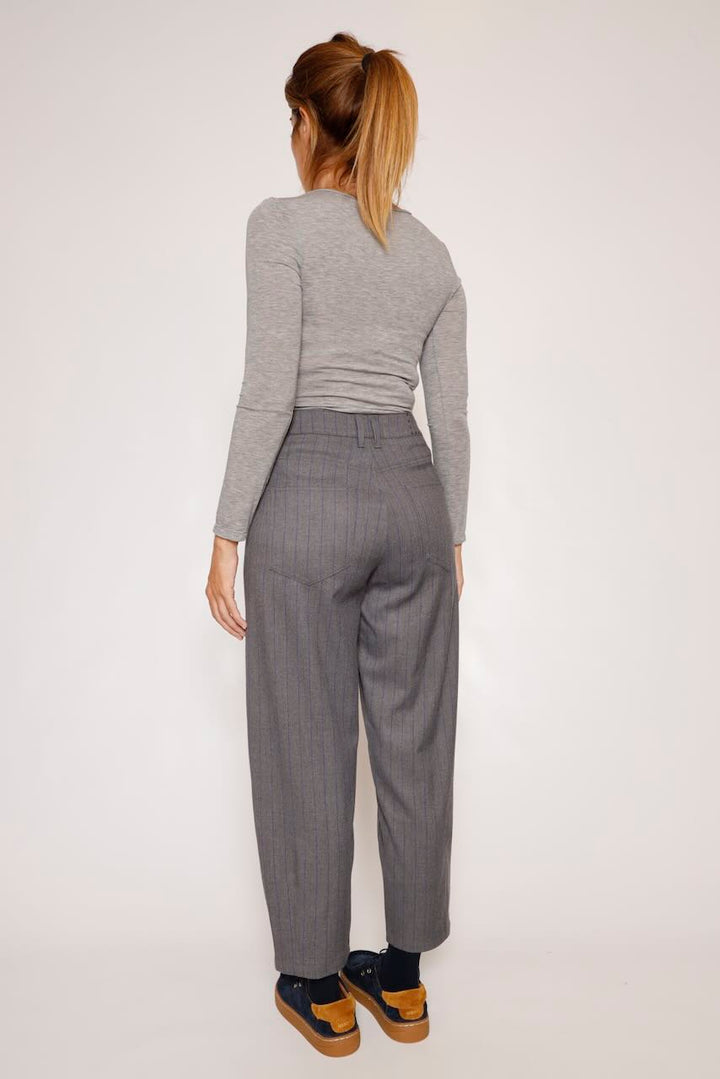 PANTALÓN BARREL GRIS ROSALIA LAMOROZO