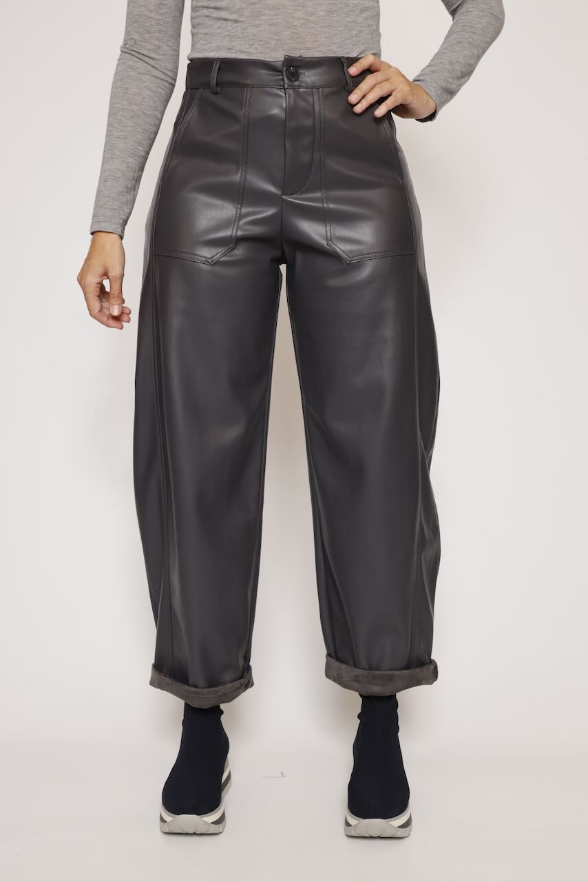 PANTALÓN ECOPIEL GRIS PP431T10