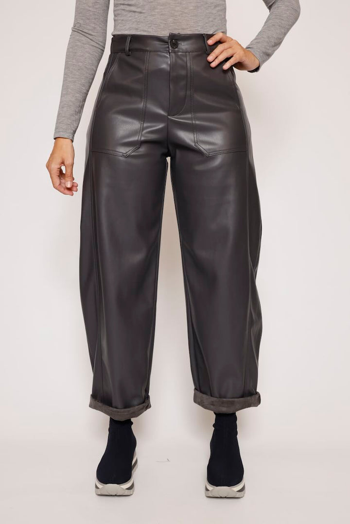 PANTALÓN ECOPIEL GRIS PP431T10