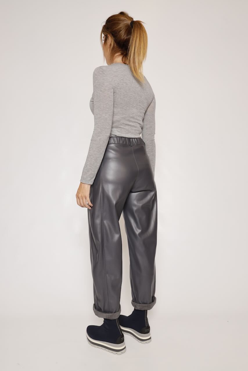 PANTALÓN ECOPIEL GRIS PP431T10