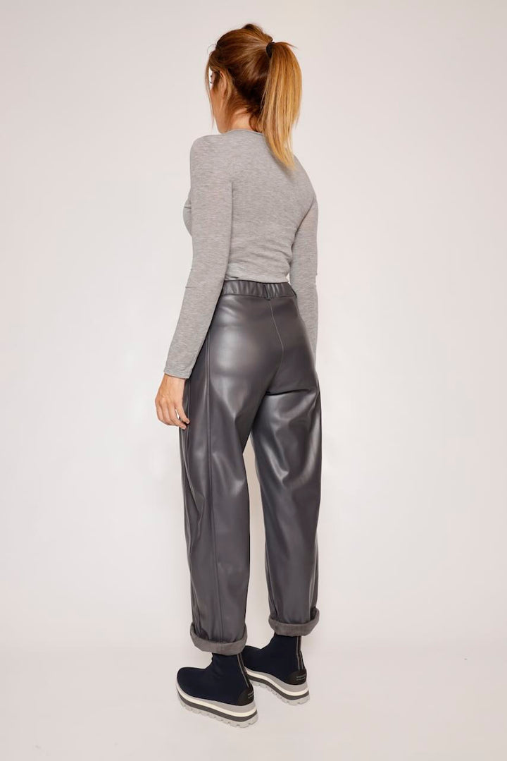 PANTALÓN ECOPIEL GRIS PP431T10