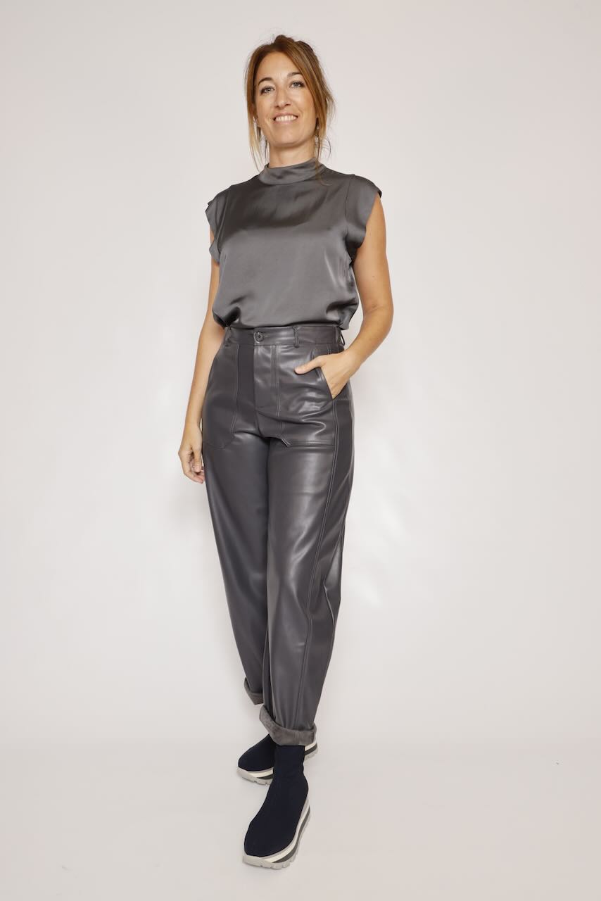 PANTALÓN ECOPIEL GRIS PP431T10