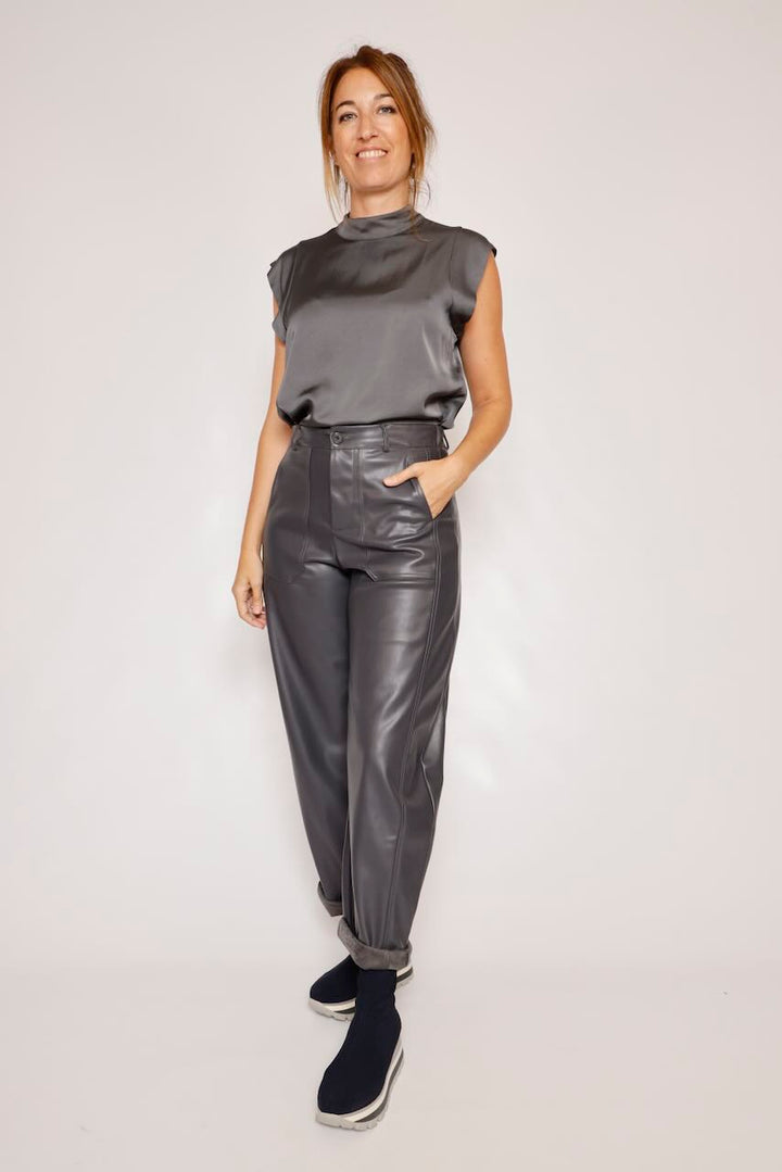 PANTALÓN ECOPIEL GRIS PP431T10