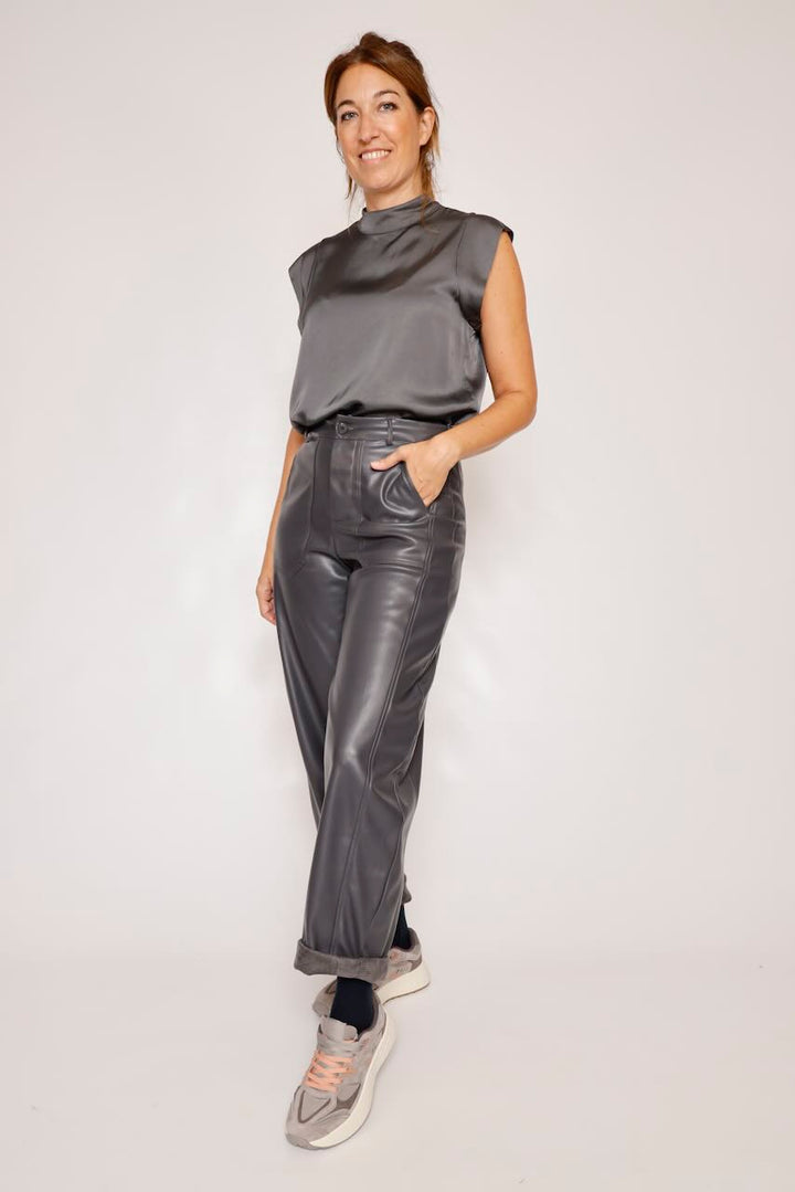PANTALÓN ECOPIEL GRIS PP431T10