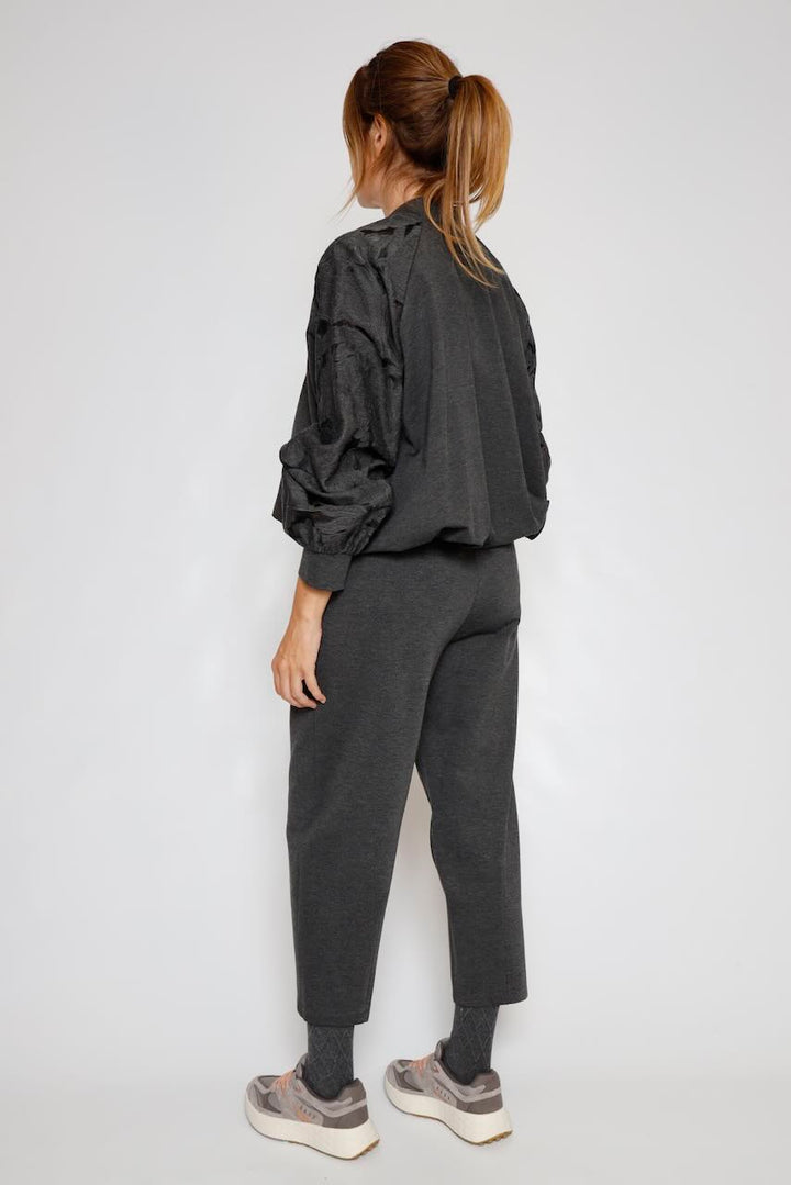 PANTALÓN ANTRACITA CON CINTURÓN Y DETALLES TEXTURIZADOS P917MRFC