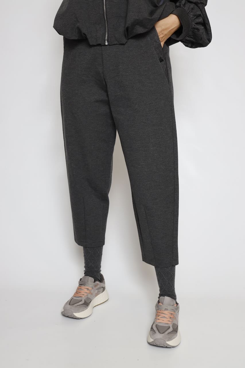 PANTALÓN ANTRACITA CON CINTURÓN Y DETALLES TEXTURIZADOS P917MRFC