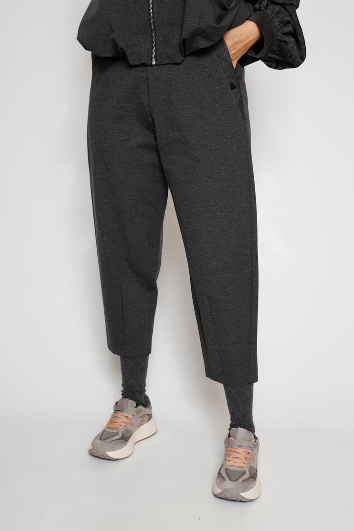 PANTALÓN ANTRACITA CON CINTURÓN Y DETALLES TEXTURIZADOS P917MRFC