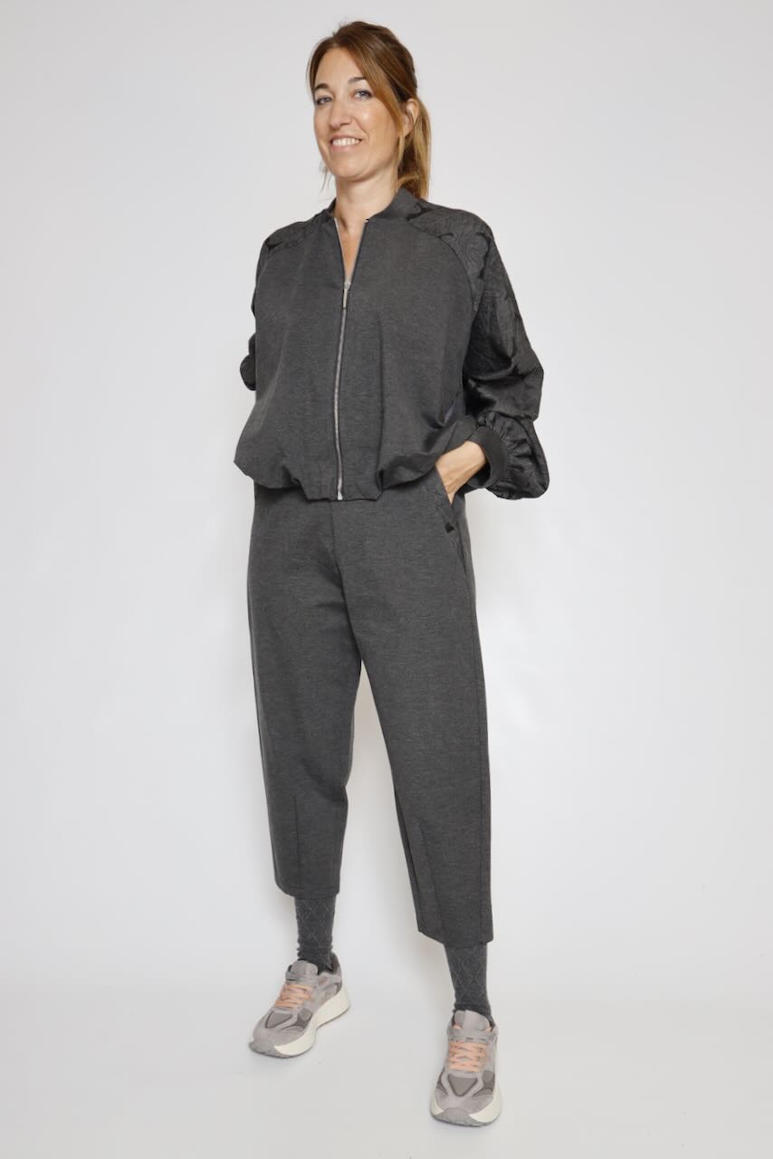 BOMBER EN GRIS ANTRACITA CON MANGAS DE ENCAJE TEXTURIZADO F198MFR