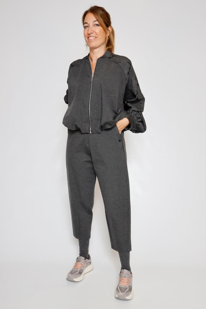 BOMBER EN GRIS ANTRACITA CON MANGAS DE ENCAJE TEXTURIZADO F198MFR