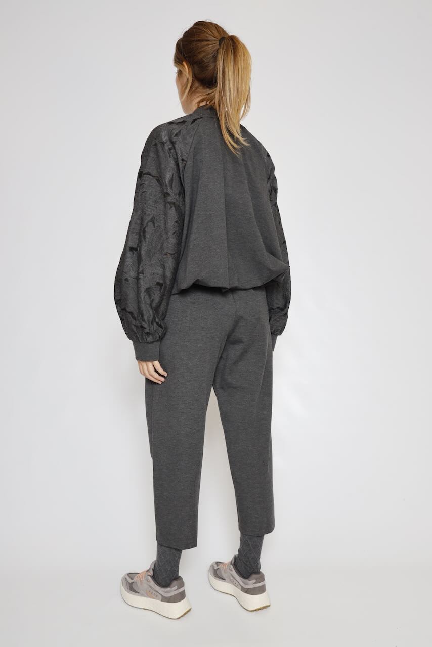 BOMBER EN GRIS ANTRACITA CON MANGAS DE ENCAJE TEXTURIZADO F198MFR