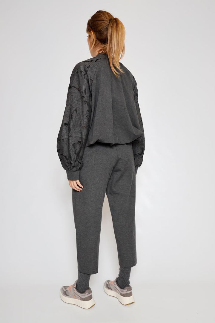 BOMBER EN GRIS ANTRACITA CON MANGAS DE ENCAJE TEXTURIZADO F198MFR