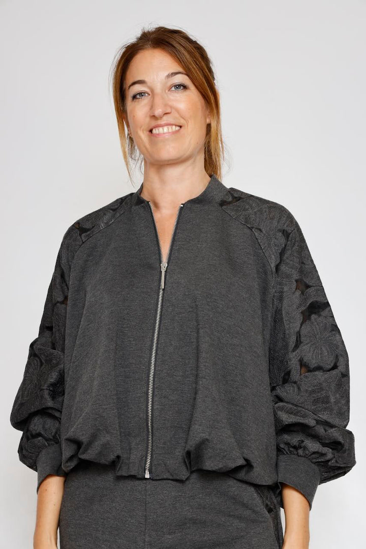 BOMBER EN GRIS ANTRACITA CON MANGAS DE ENCAJE TEXTURIZADO F198MFR