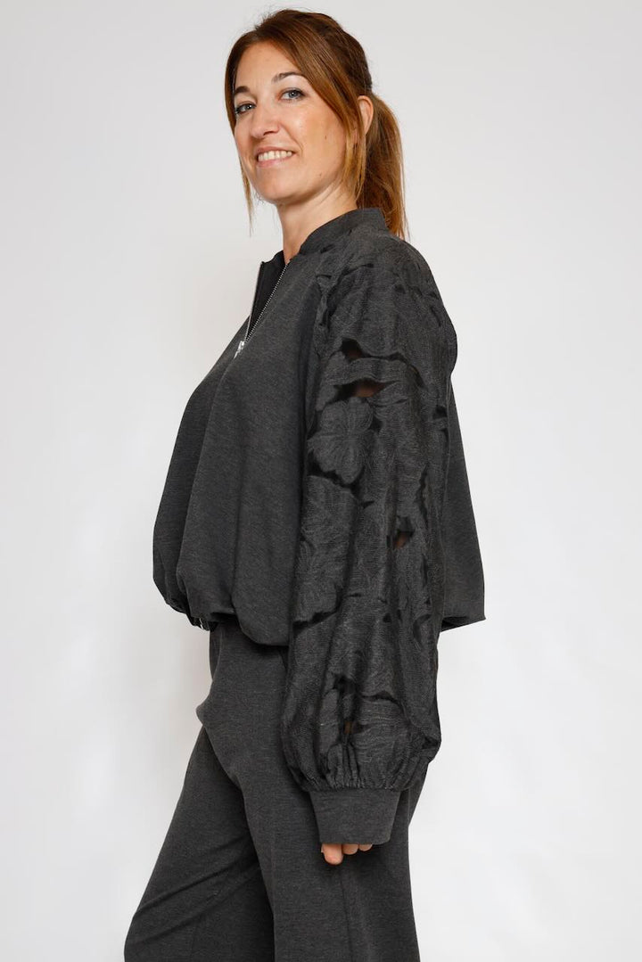 BOMBER EN GRIS ANTRACITA CON MANGAS DE ENCAJE TEXTURIZADO F198MFR