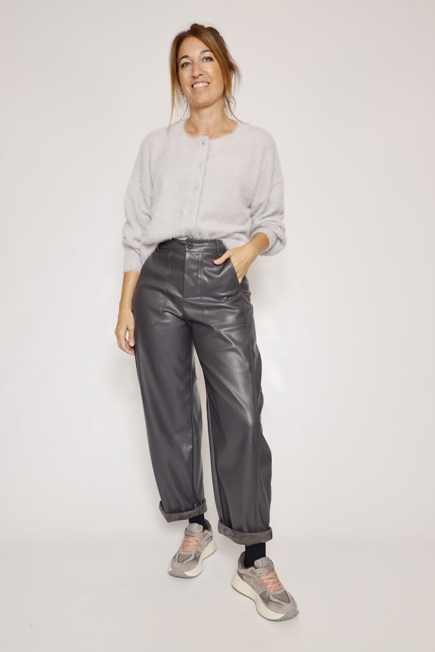 PANTALÓN ECOPIEL GRIS PP431T10