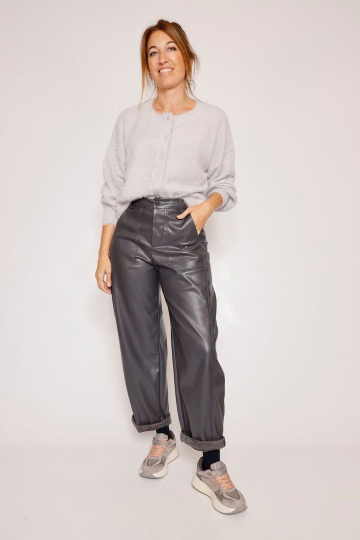 PANTALÓN ECOPIEL GRIS PP431T10