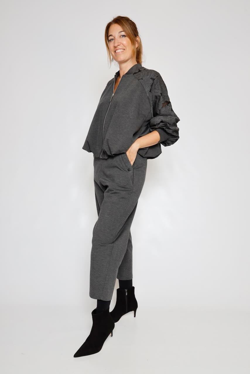 BOMBER EN GRIS ANTRACITA CON MANGAS DE ENCAJE TEXTURIZADO F198MFR