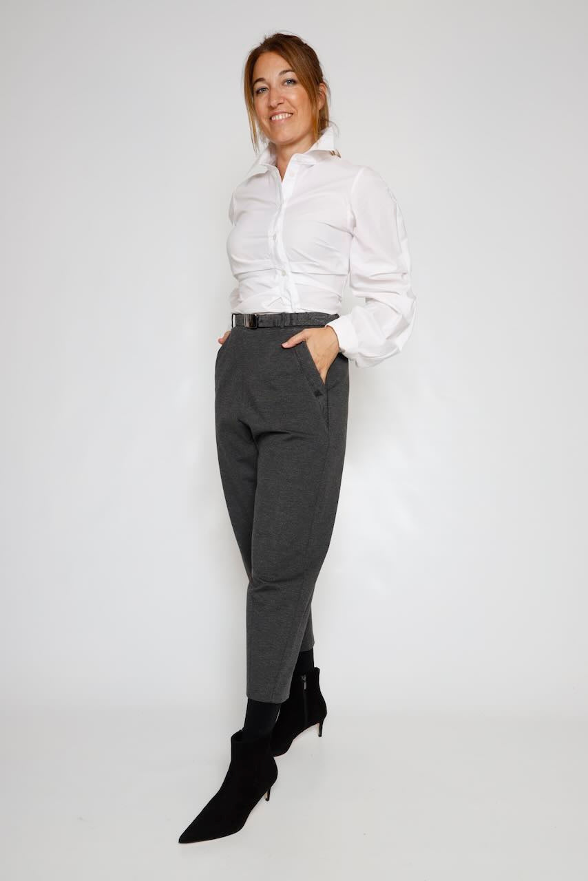 PANTALÓN ANTRACITA CON CINTURÓN Y DETALLES TEXTURIZADOS P917MRFC