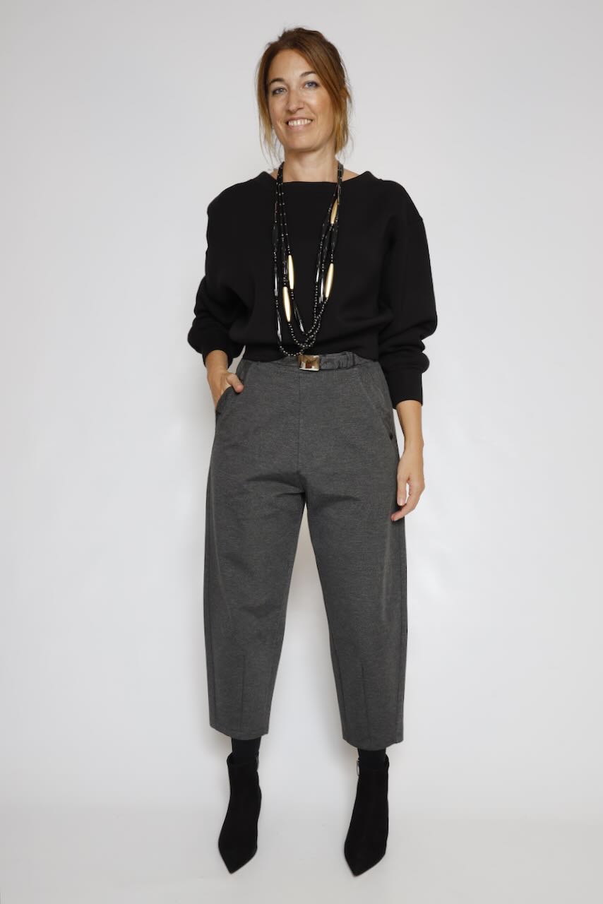 PANTALÓN ANTRACITA CON CINTURÓN Y DETALLES TEXTURIZADOS P917MRFC