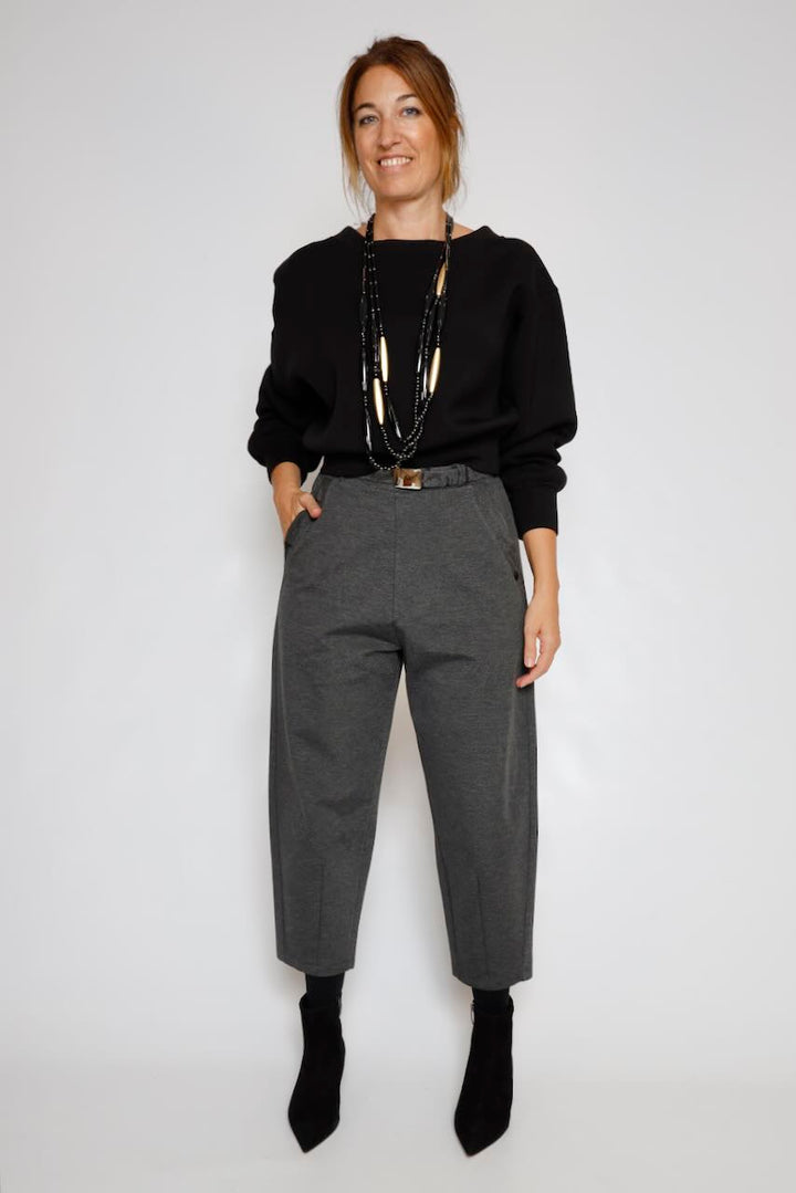 PANTALÓN ANTRACITA CON CINTURÓN Y DETALLES TEXTURIZADOS P917MRFC