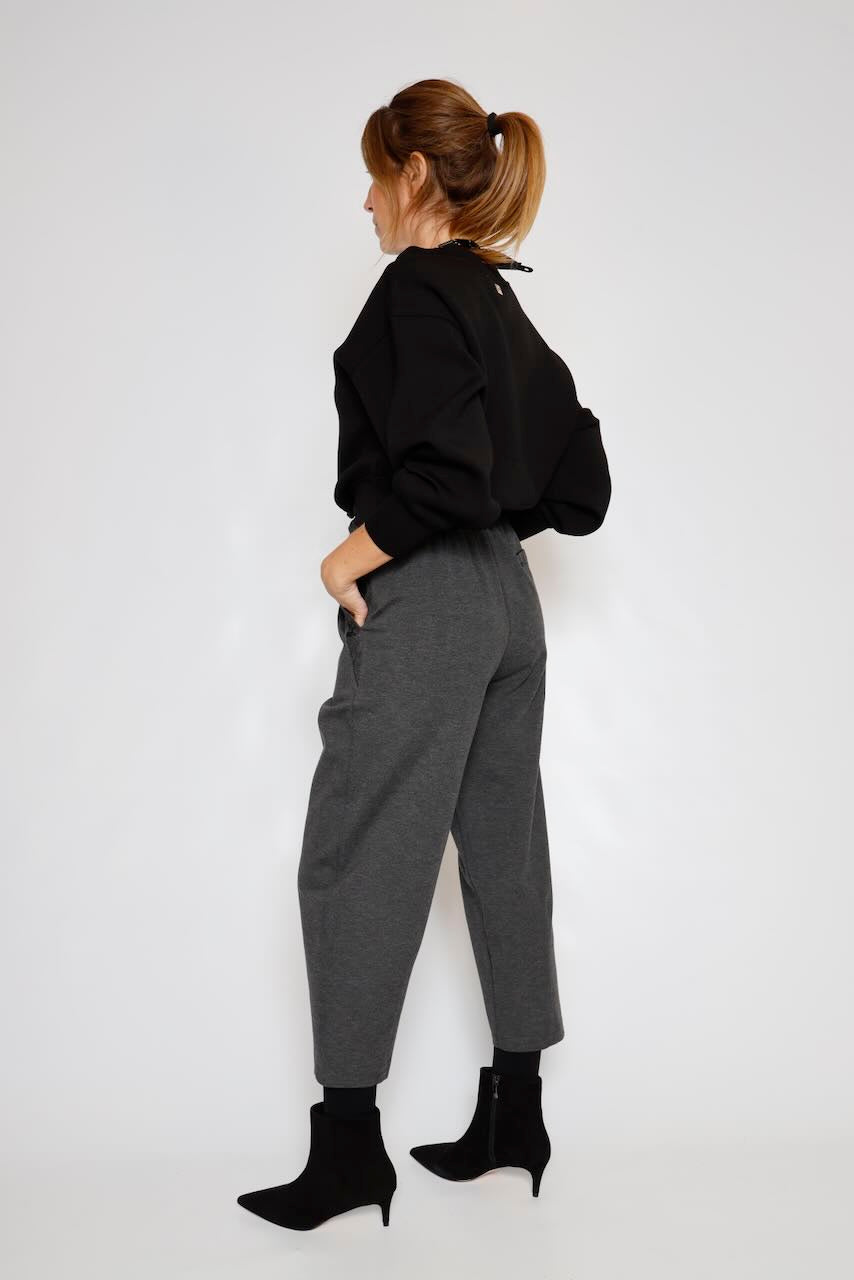 PANTALÓN ANTRACITA CON CINTURÓN Y DETALLES TEXTURIZADOS P917MRFC
