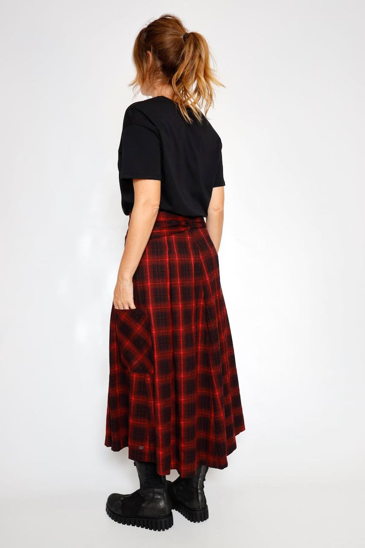 FALDA ASIMÉTRICA CUADROS NEGRO Y ROJO JEZZIE CHECKS