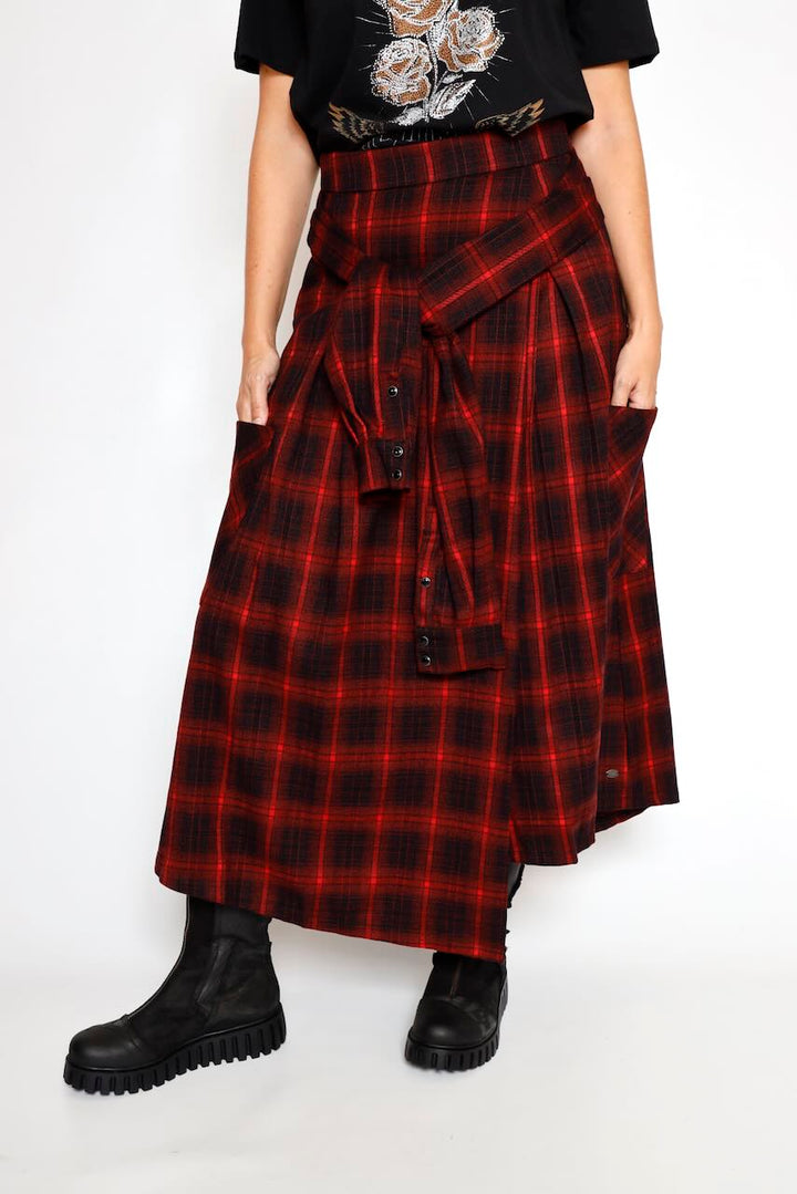 FALDA ASIMÉTRICA CUADROS NEGRO Y ROJO JEZZIE CHECKS