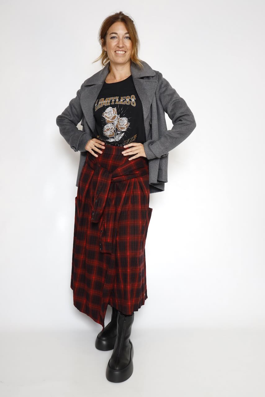 FALDA ASIMÉTRICA CUADROS NEGRO Y ROJO JEZZIE CHECKS