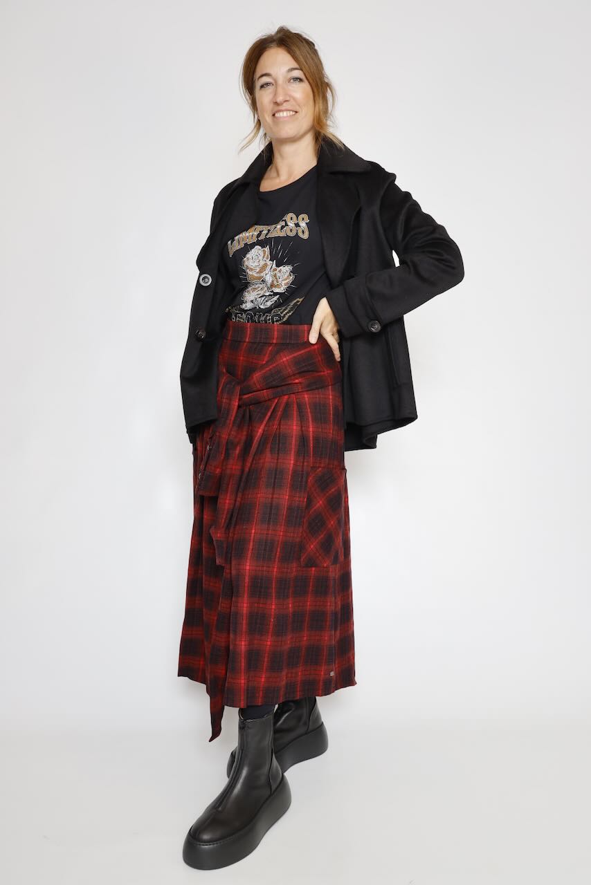 FALDA ASIMÉTRICA CUADROS NEGRO Y ROJO JEZZIE CHECKS