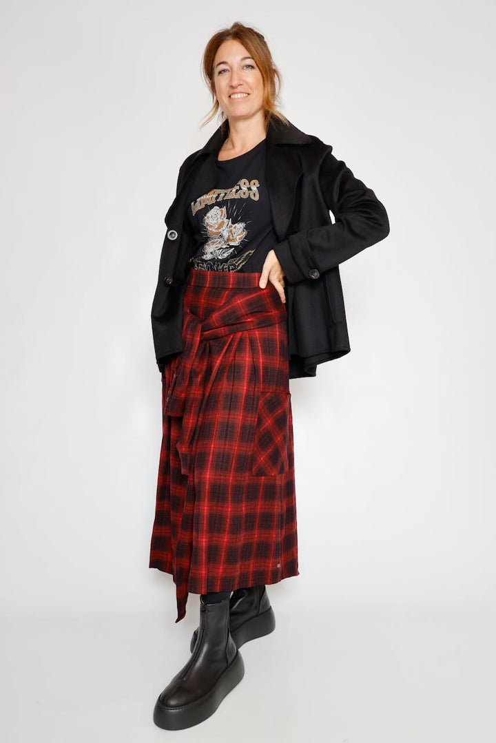 FALDA ASIMÉTRICA CUADROS NEGRO Y ROJO JEZZIE CHECKS