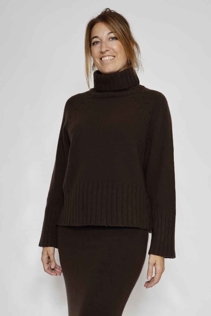 JERSEY DE PUNTO CON CUELLO ALTO VUELTO MARRÓN BY11057