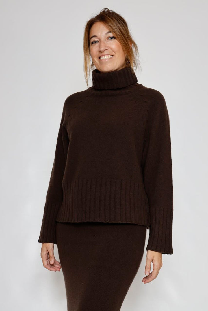 JERSEY DE PUNTO CON CUELLO ALTO VUELTO MARRÓN BY11057