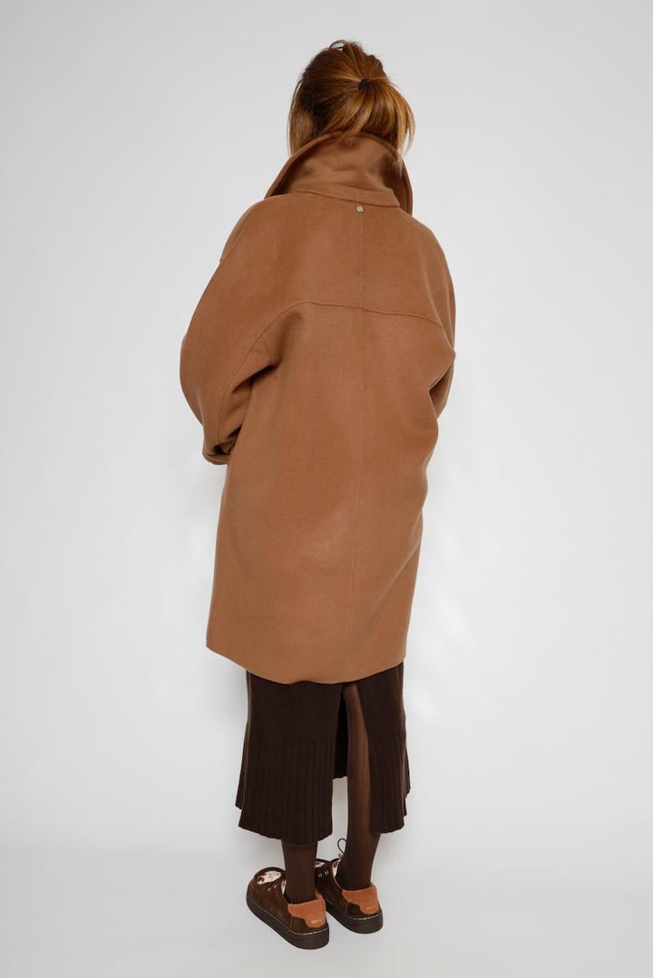 ABRIGO DOBLE ABOTONADURA CAMEL GEZA.7002612