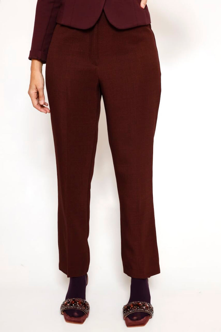 PANTALÓN RECTO GRANATE A26ES202