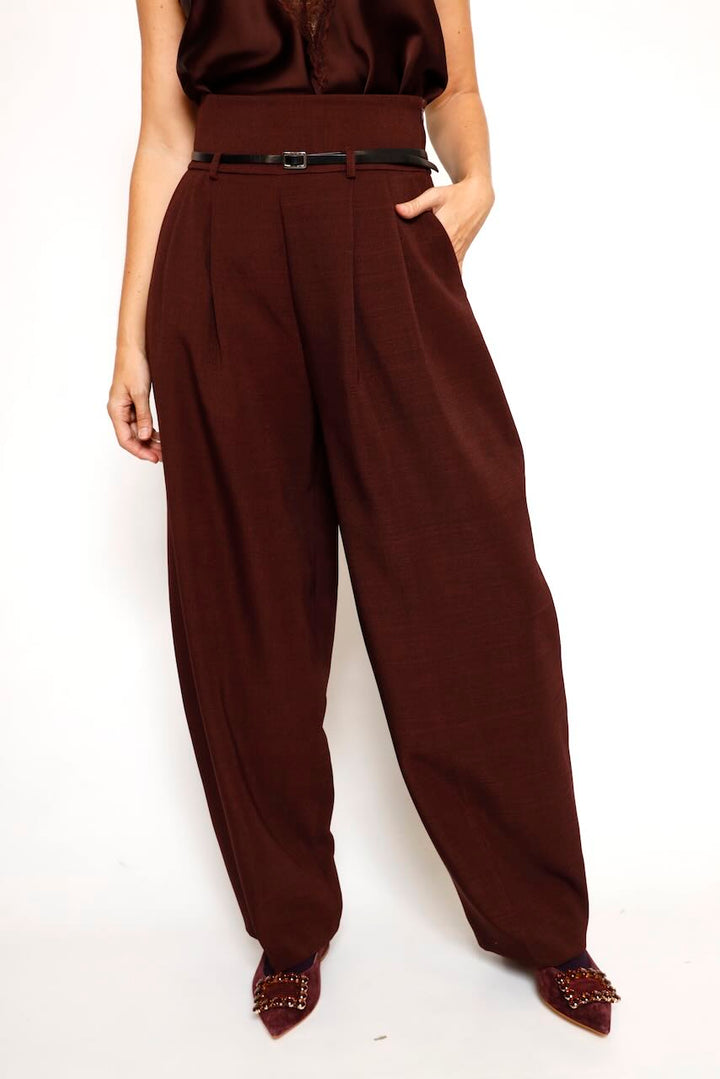 PANTALÓN TIRO ALTO GRANATE A26ES201