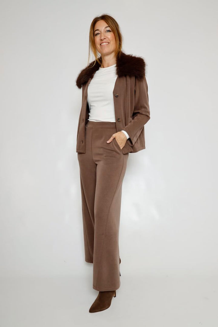 CHAQUETA CORTA MARRÓN BY11245