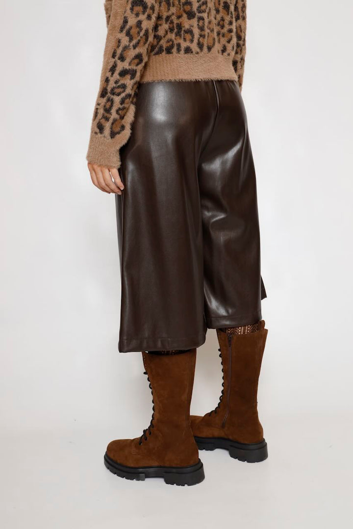 PANTALON MARRóN EFECTO PIEL A26DD231
