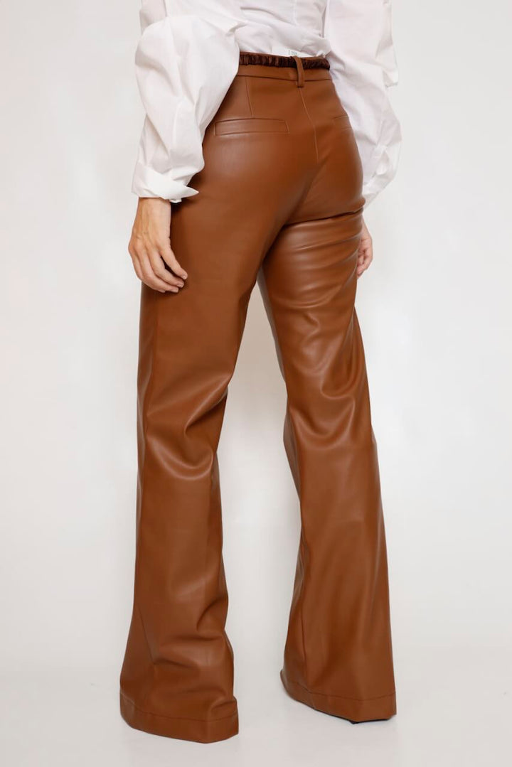 PANTALON EFECTO PIEL CAMEL 64-5083