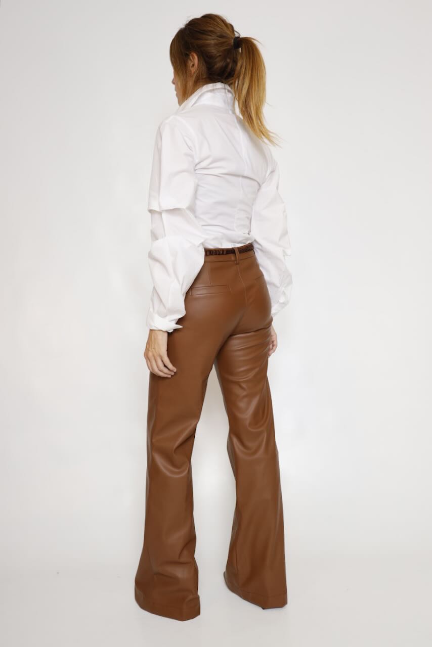 PANTALON EFECTO PIEL CAMEL 64-5083