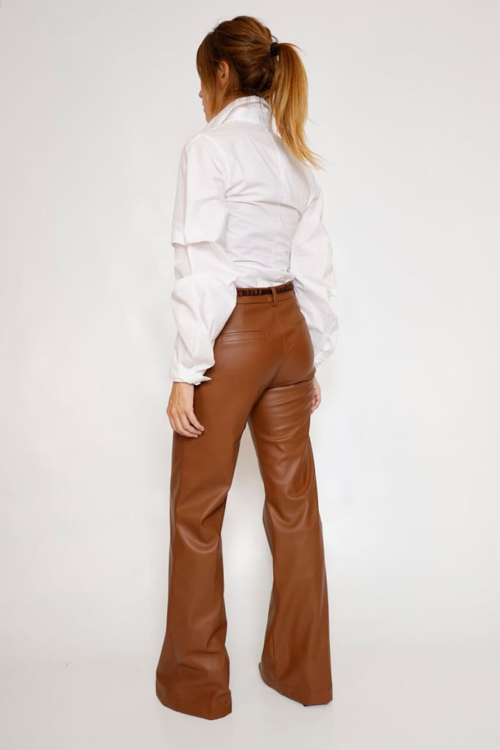 PANTALON EFECTO PIEL CAMEL 64-5083