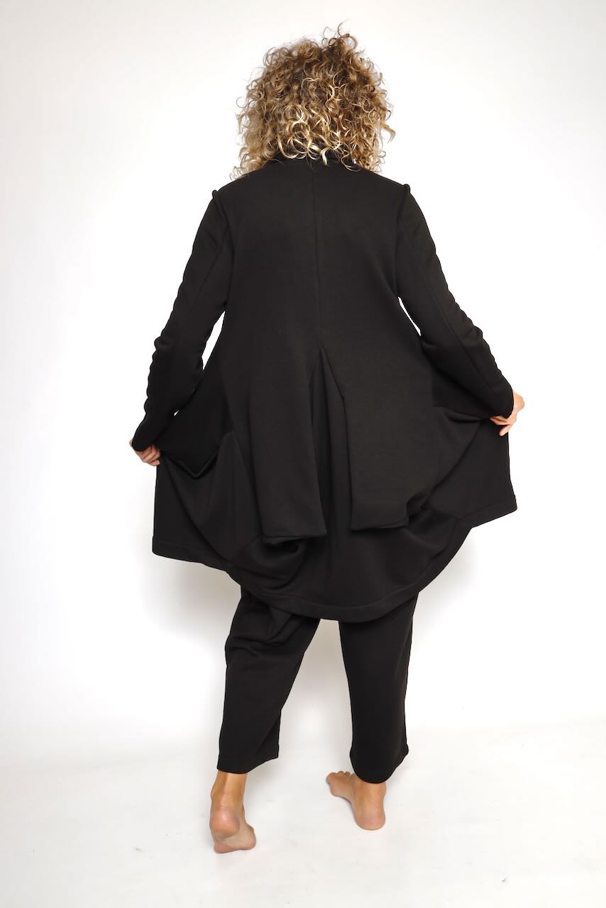 LEVITA/ABRIGO NEGRO CON ESPALDA PLISADA  A6YM1726