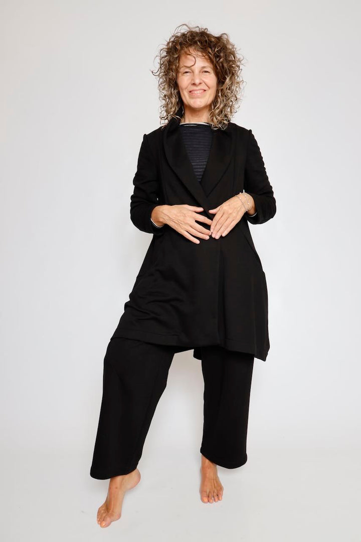 LEVITA/ABRIGO NEGRO CON ESPALDA PLISADA  A6YM1726