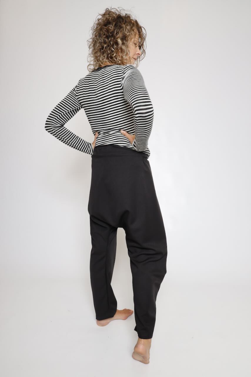 PANTALON NEGRO TIRO CAIDO NAIBU