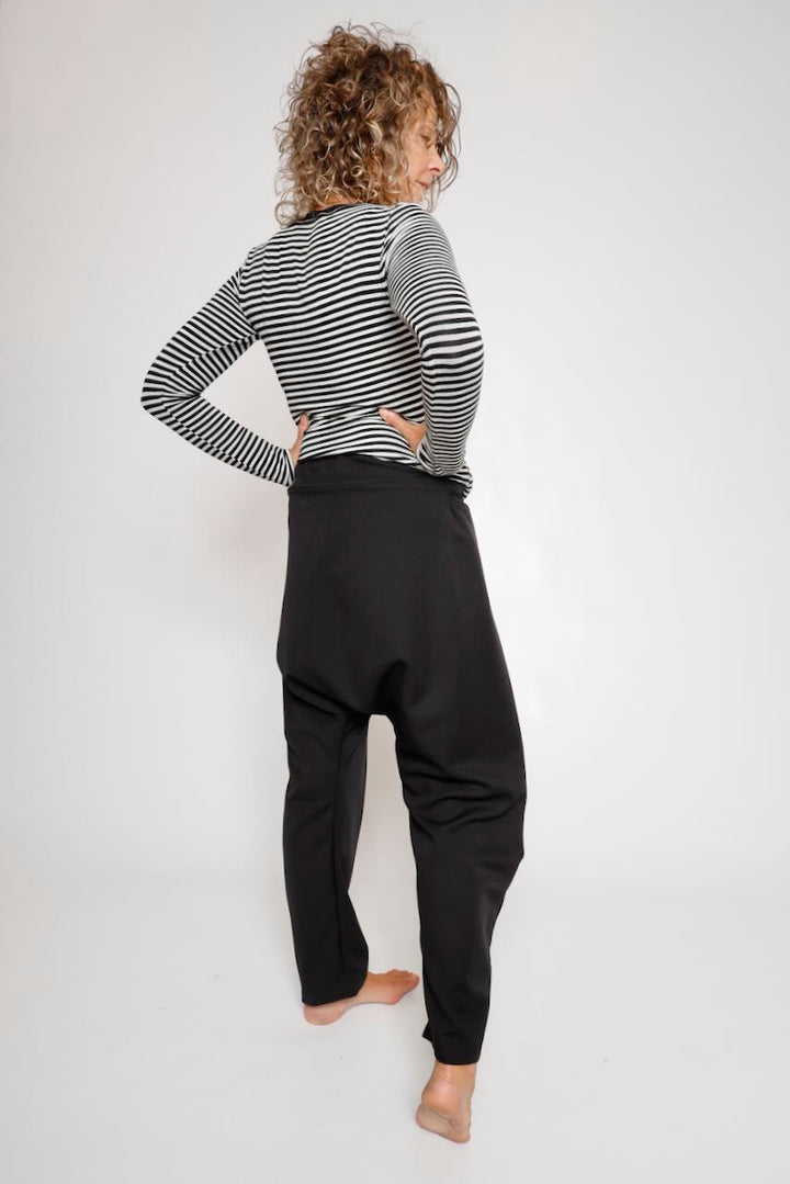 PANTALON NEGRO TIRO CAIDO NAIBU