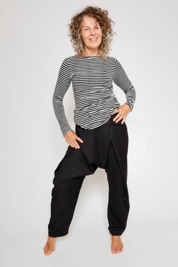 PANTALON NEGRO TIRO CAIDO NAIBU