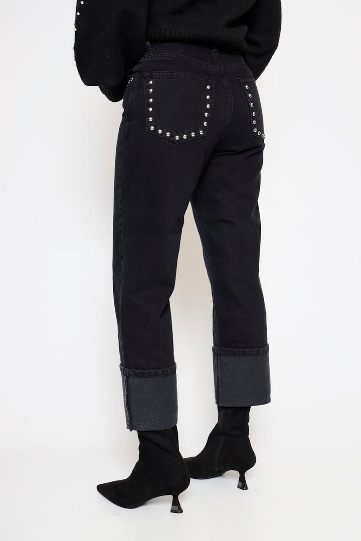 PANTALON VAQUERO NEGRO TACHUELAS 64-5301